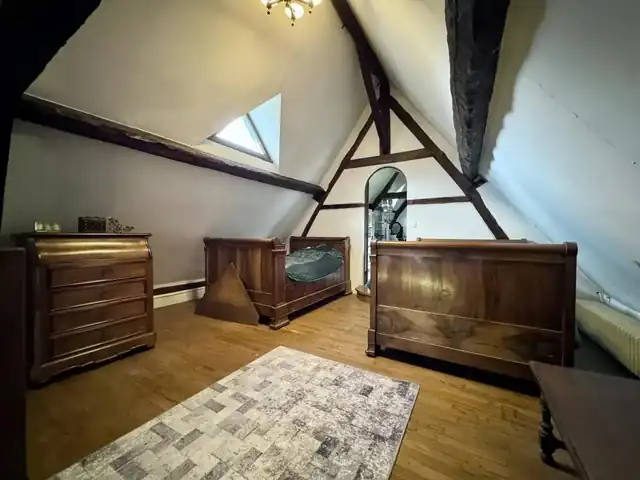 Chambre à l'étage sous les combles, commode ancienne et parquet