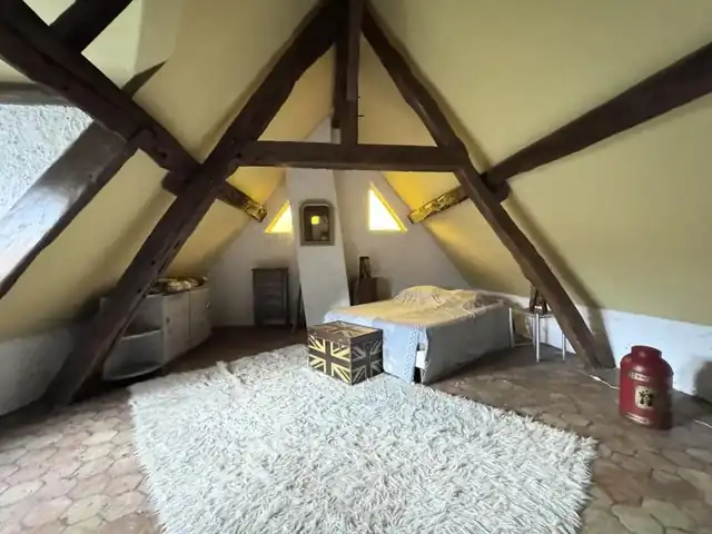 Seconde chambre de la seconde maison, ouverte sur le terrain