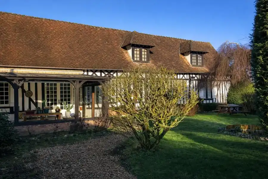 La maison à colombages et son jardin