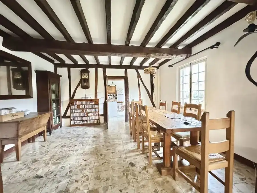 La salle à manger sous les poutres