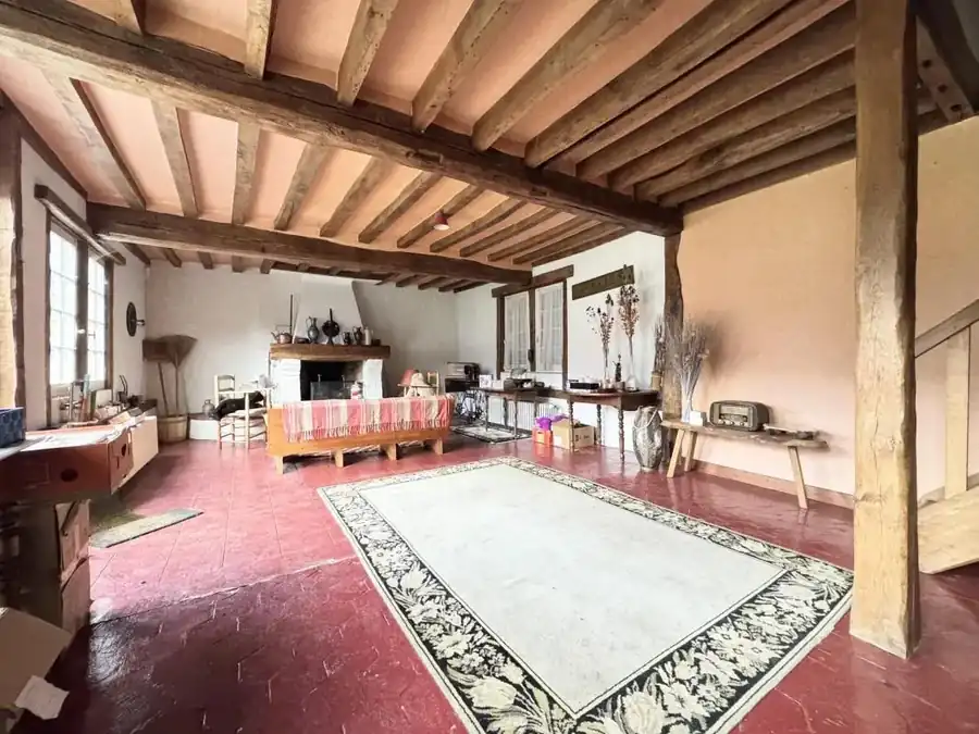 La pièce de vie de la seconde maison, sous charpente